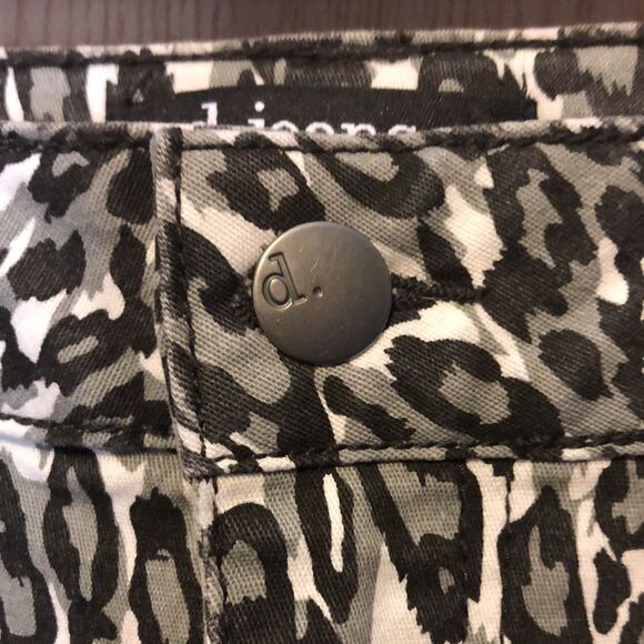 D. Jeans size 8 animal print skinny jeans - Picture 3 of 10